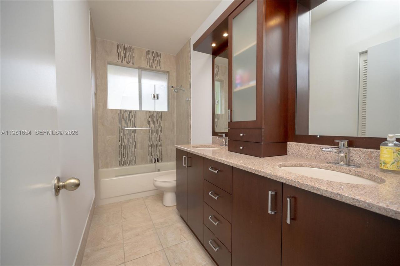 2621 Oakbrook Ln , Weston, FL 33332 Photo