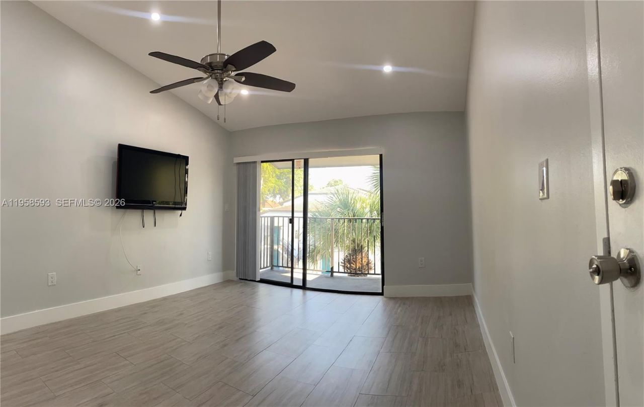 7175 NW 179th St, Unit 302, Hialeah, FL 33015 Photo