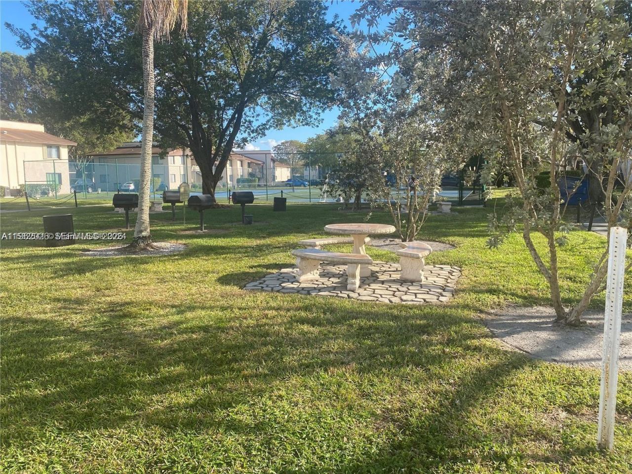 335 W Laurel Dr , Unit 1M, Margate, FL 33063 Photo
