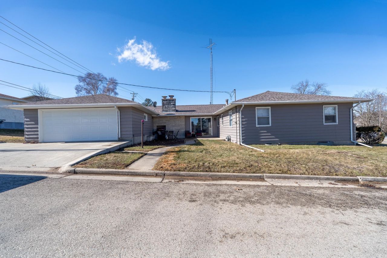 330 E Edgewater Street, Cambria, WI 53923 Main Photo