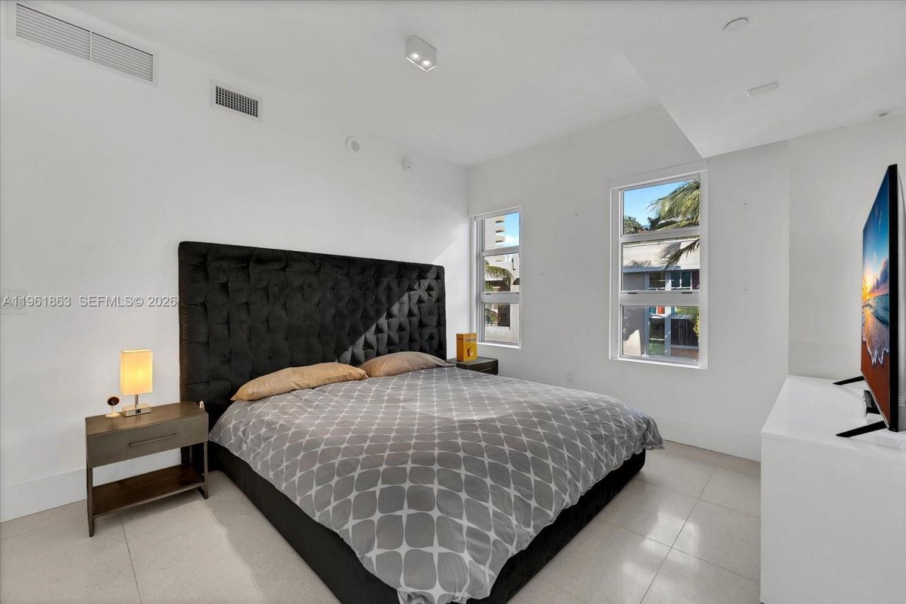 3739 Collins Ave, Unit N-207, Miami Beach, FL 33140 Photo