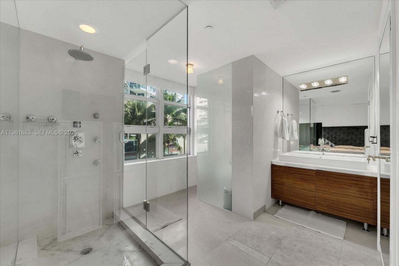 3739 Collins Ave, Unit N-207, Miami Beach, FL 33140 Photo