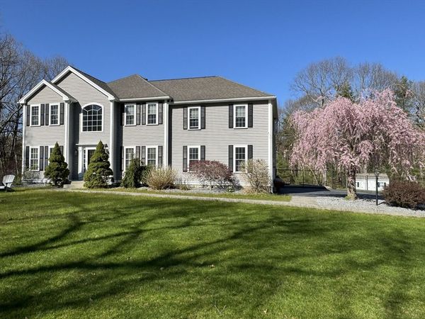 10 Essex St, Douglas, MA 01516