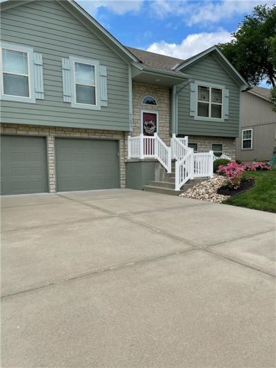 21206 North Pointe Drive, Peculiar, MO 64078 Main Photo