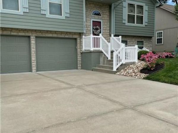 21206 North Pointe Drive, Peculiar, MO 64078