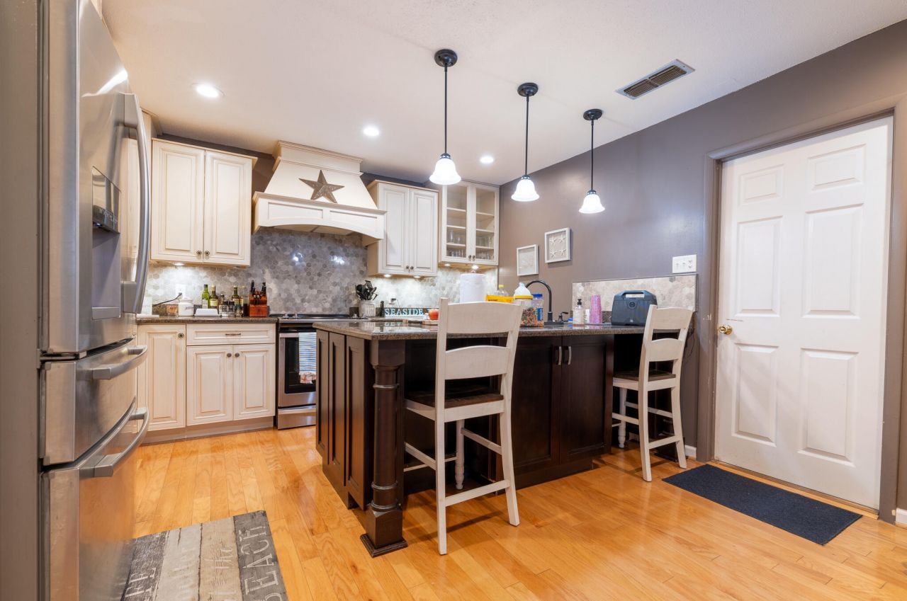 300 NW Victoria Avenue, Fort Walton Beach, FL 32548 Main Photo