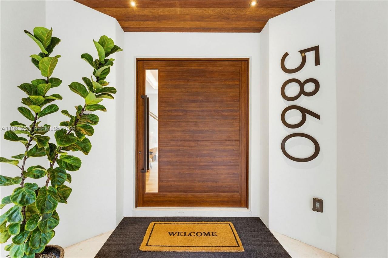 5860 Paradise Point Dr, Palmetto Bay, FL 33157 Photo