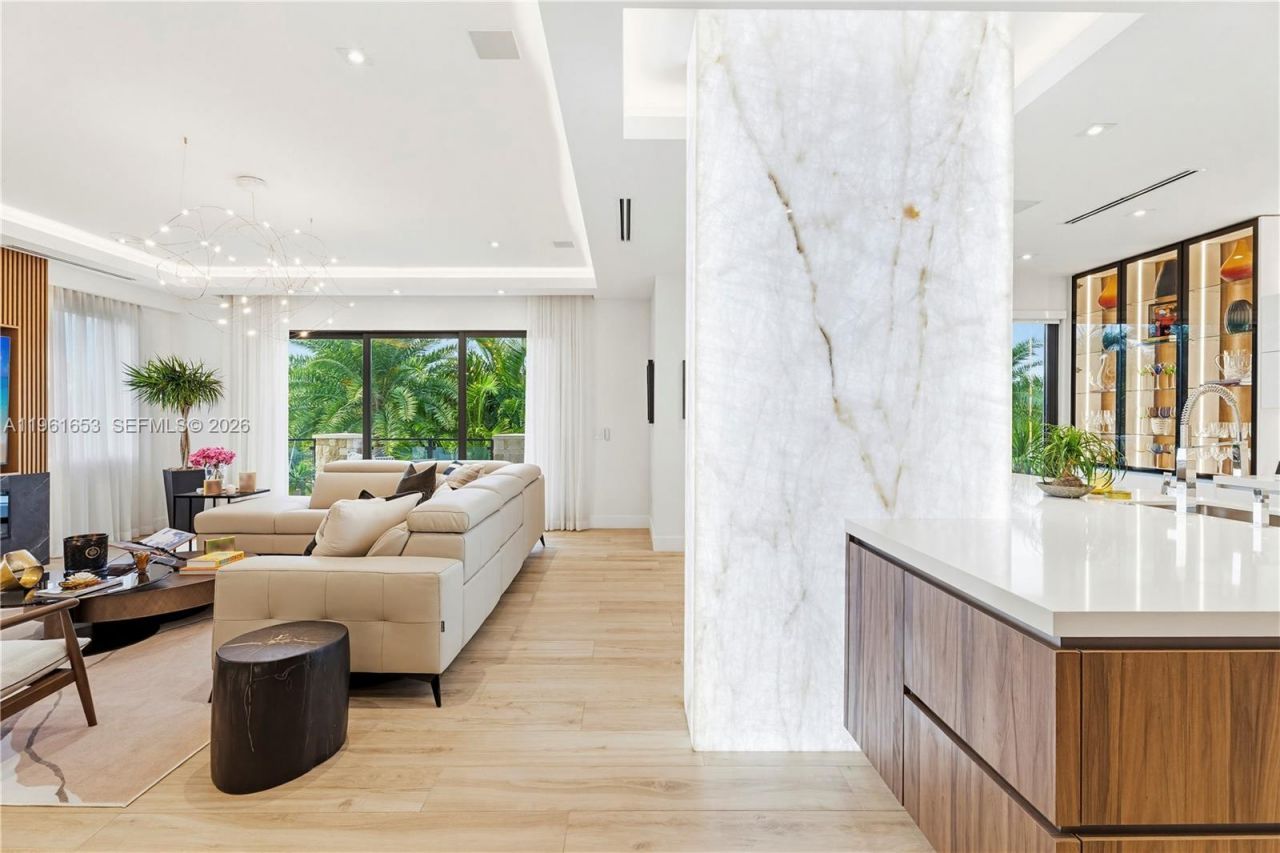 5860 Paradise Point Dr, Palmetto Bay, FL 33157 Photo