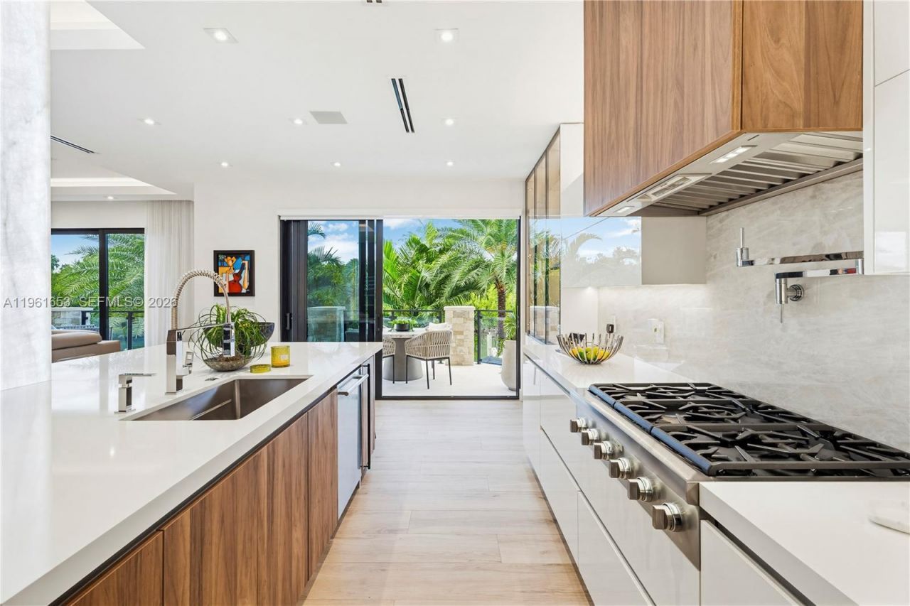 5860 Paradise Point Dr, Palmetto Bay, FL 33157 Photo