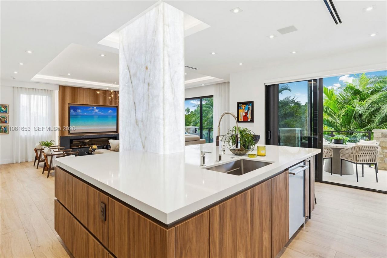 5860 Paradise Point Dr, Palmetto Bay, FL 33157 Photo