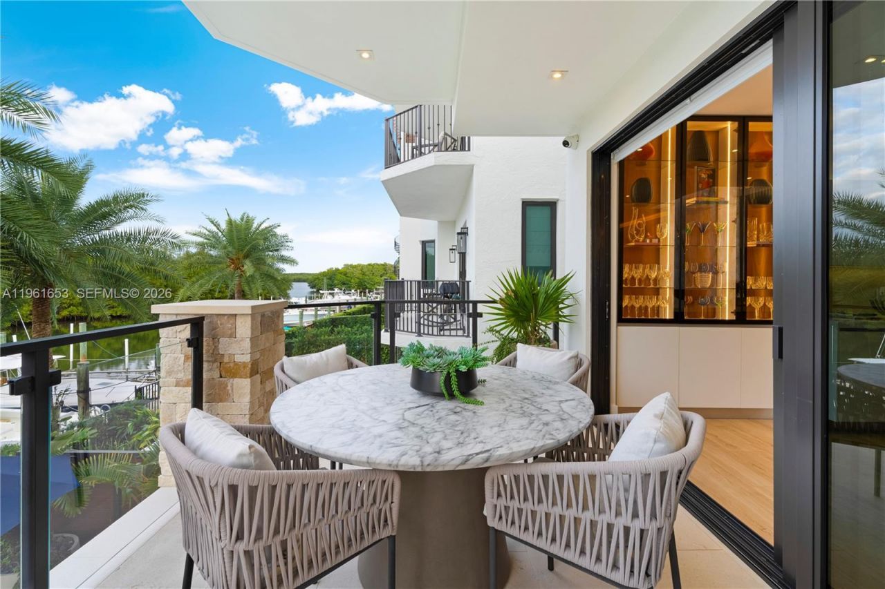 5860 Paradise Point Dr, Palmetto Bay, FL 33157 Photo