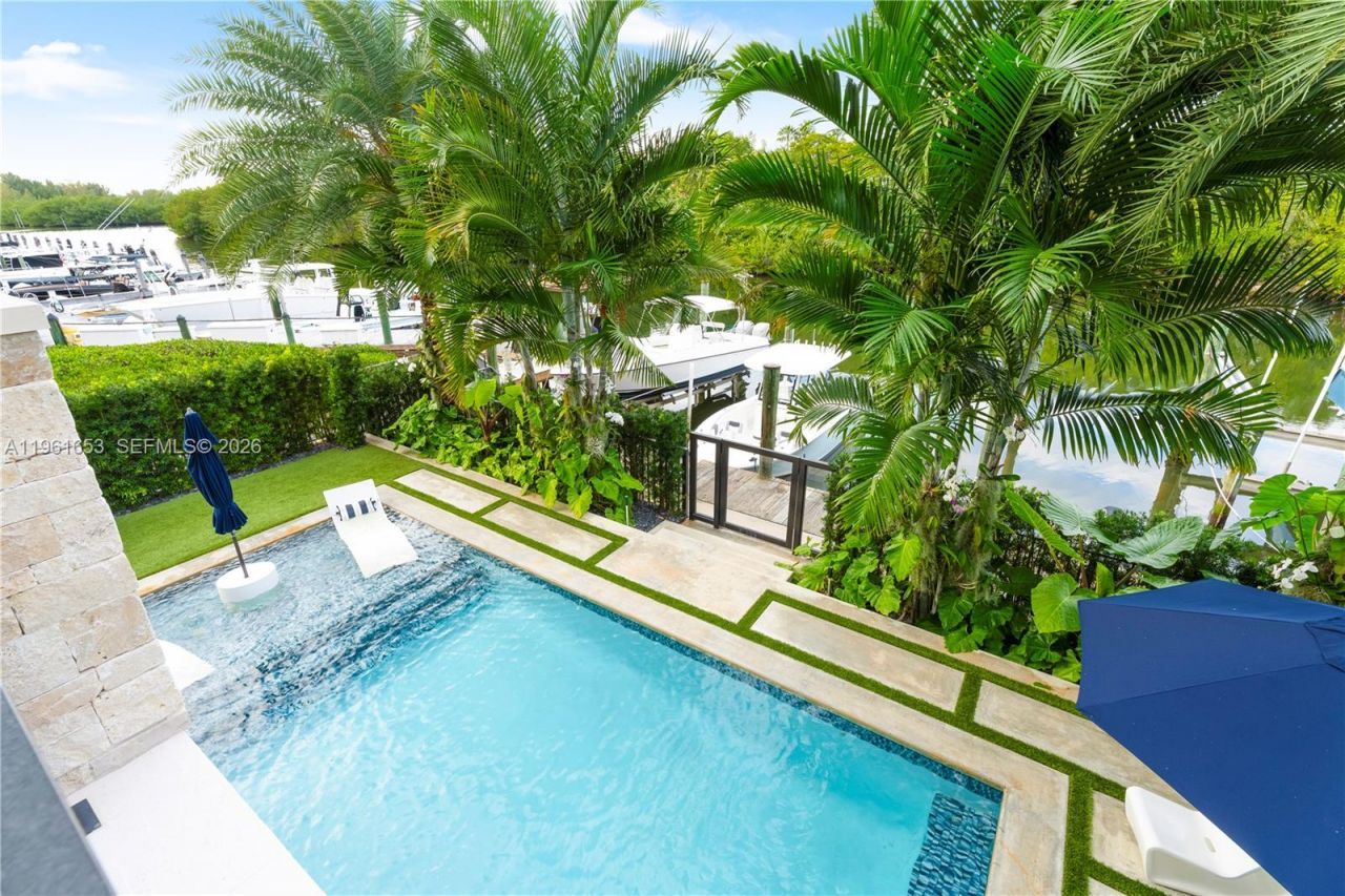 5860 Paradise Point Dr, Palmetto Bay, FL 33157 Photo