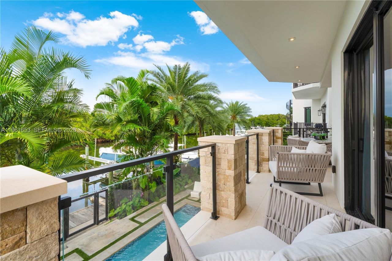 5860 Paradise Point Dr, Palmetto Bay, FL 33157 Photo