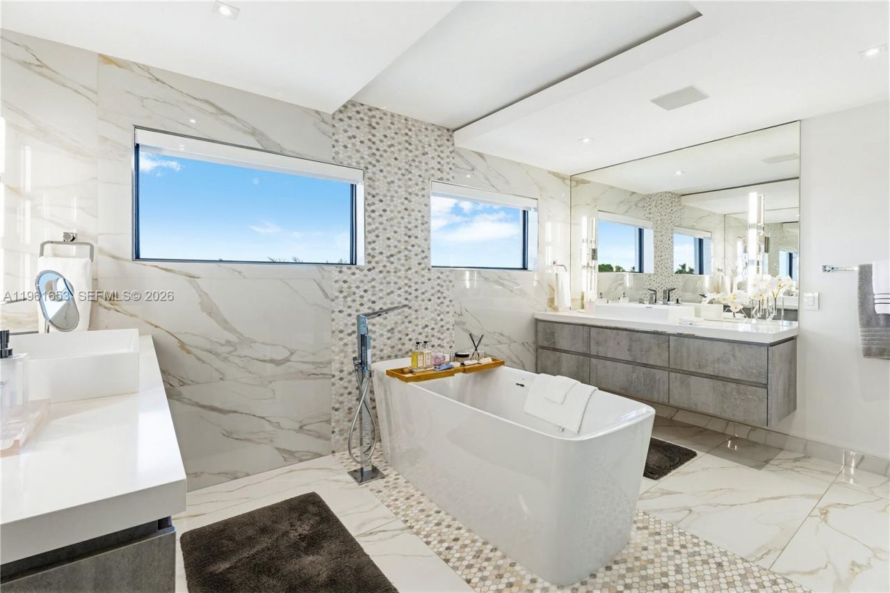 5860 Paradise Point Dr, Palmetto Bay, FL 33157 Photo