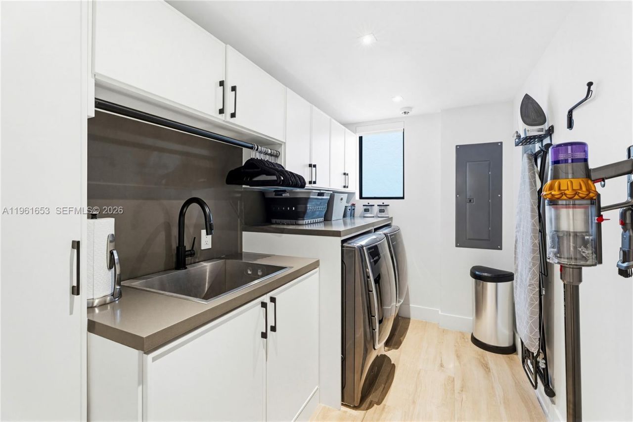 5860 Paradise Point Dr, Palmetto Bay, FL 33157 Photo