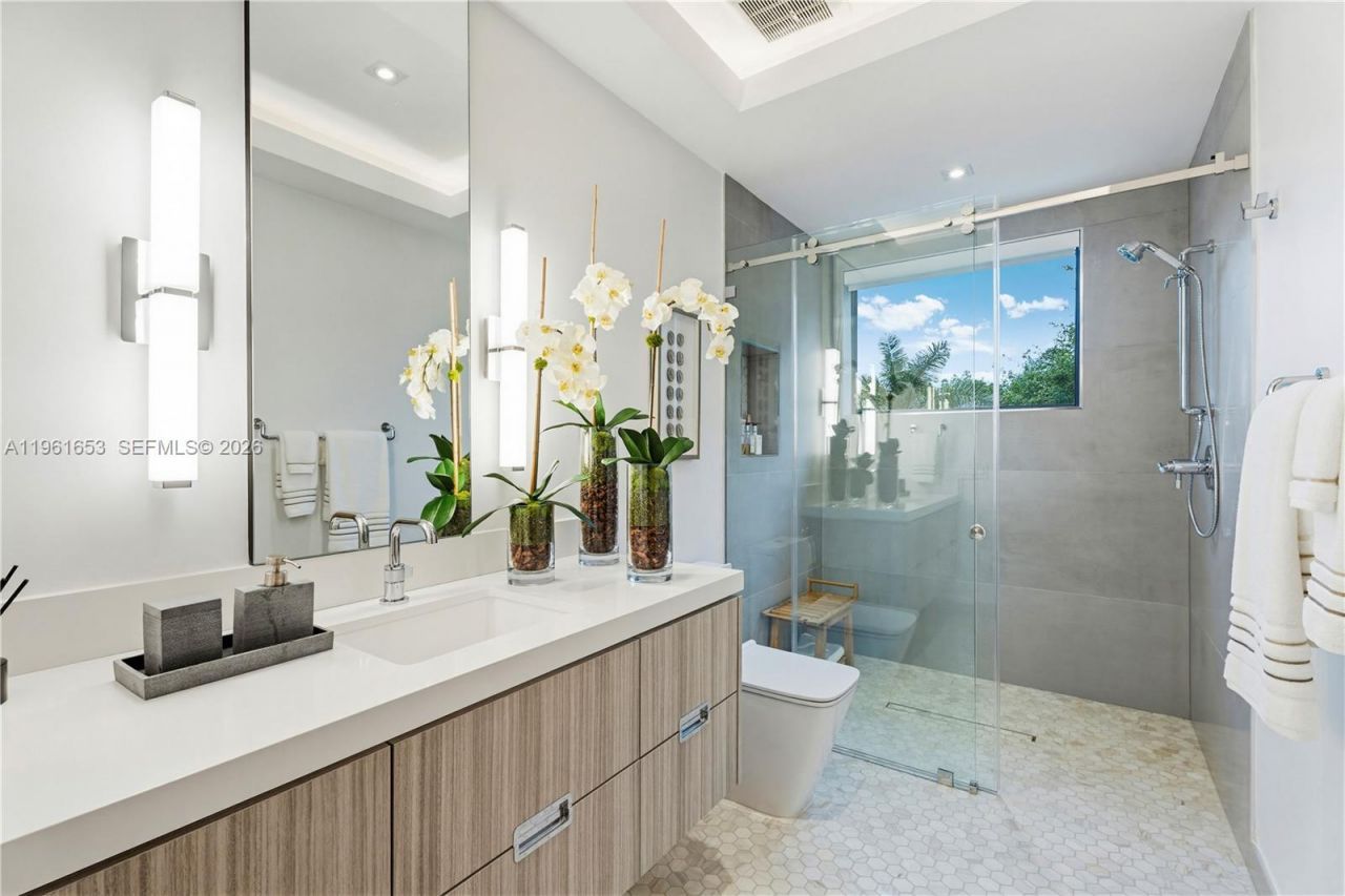 5860 Paradise Point Dr, Palmetto Bay, FL 33157 Photo