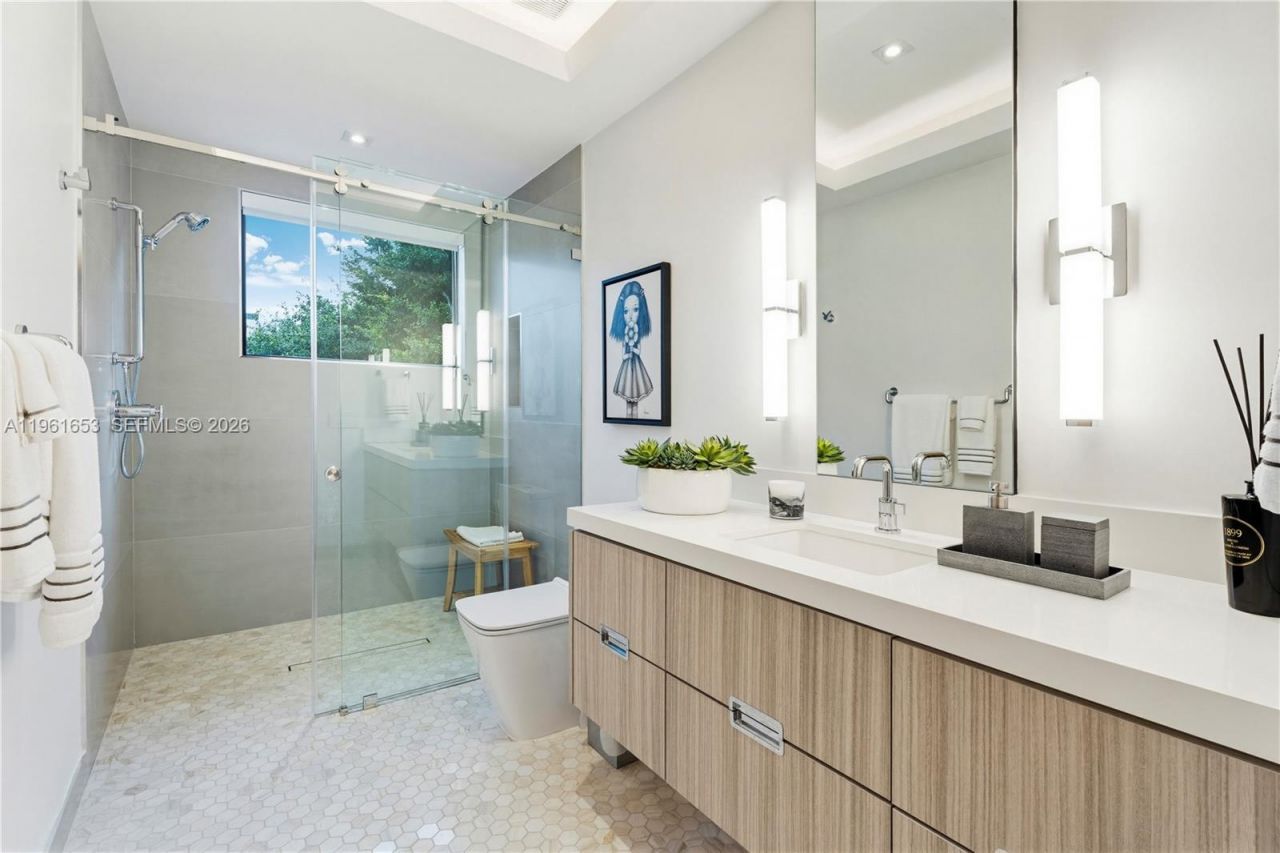 5860 Paradise Point Dr, Palmetto Bay, FL 33157 Photo