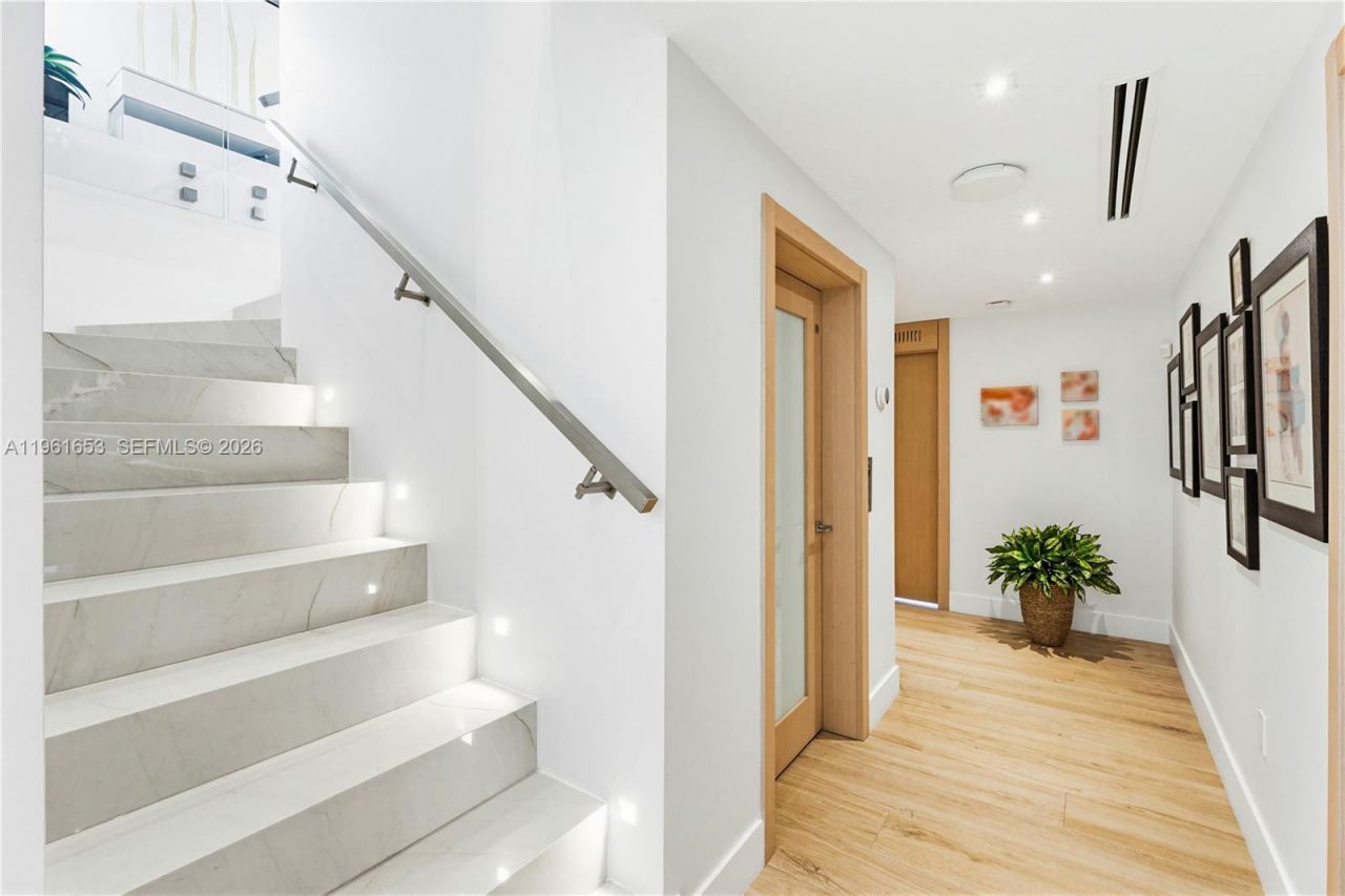 5860 Paradise Point Dr, Palmetto Bay, FL 33157 Photo