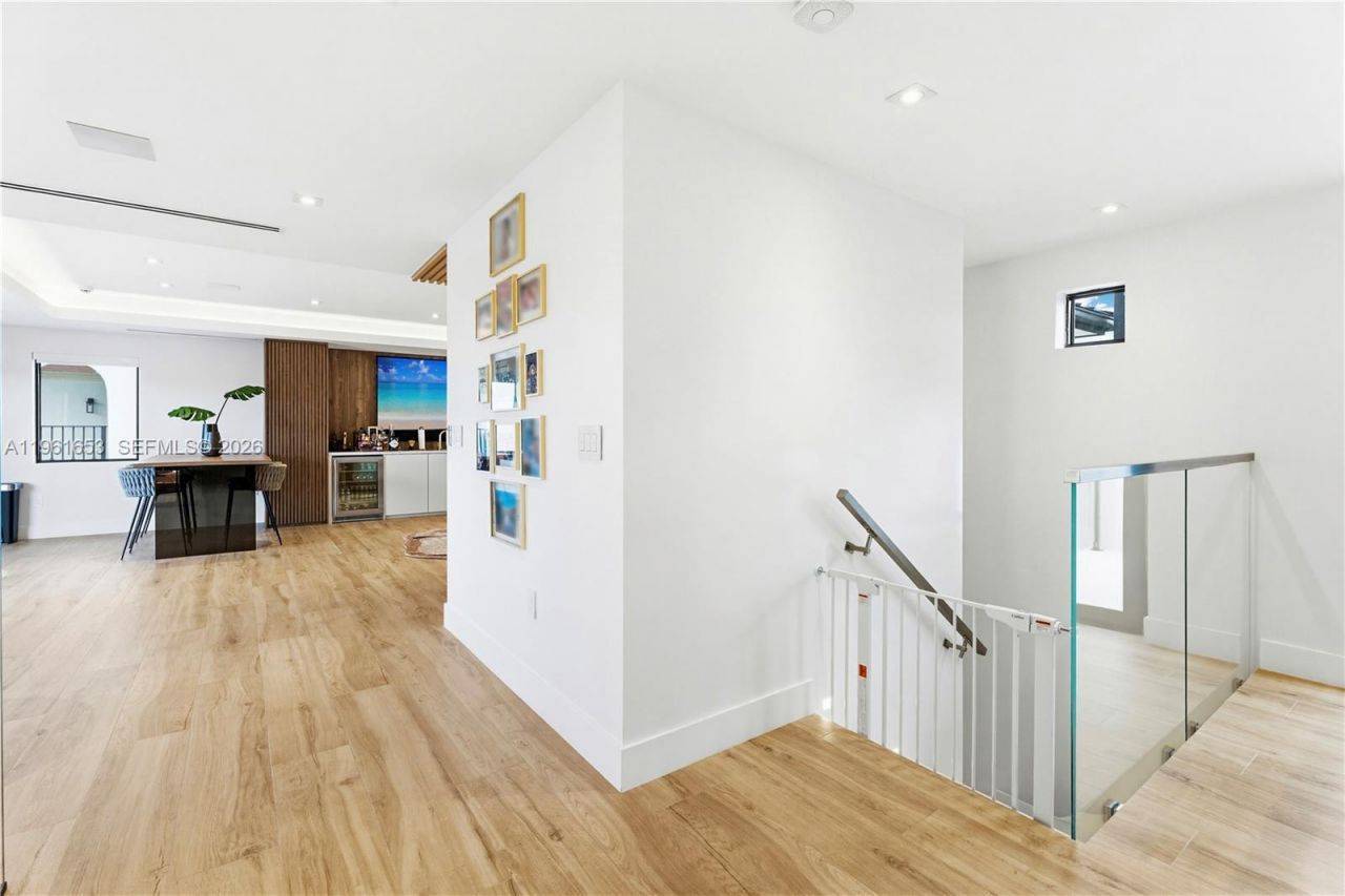 5860 Paradise Point Dr, Palmetto Bay, FL 33157 Photo