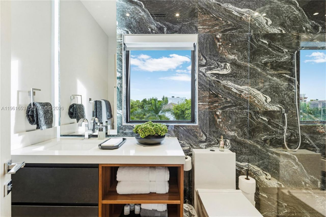 5860 Paradise Point Dr, Palmetto Bay, FL 33157 Photo