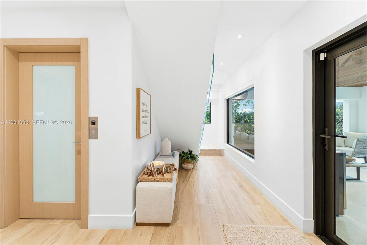 5860 Paradise Point Dr, Palmetto Bay, FL 33157 Photo