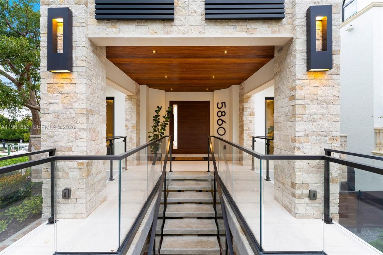 5860 Paradise Point Dr, Palmetto Bay, FL 33157 Photo