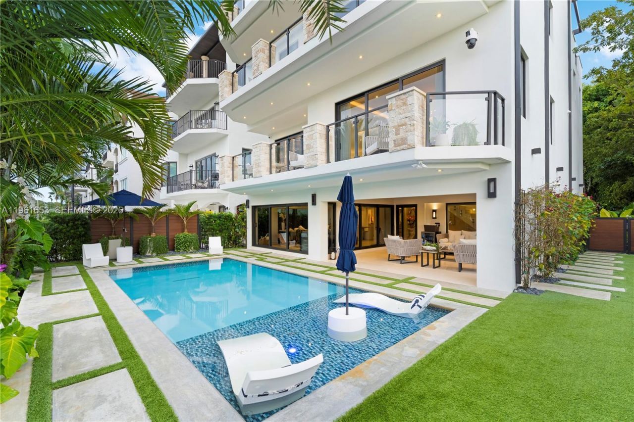 5860 Paradise Point Dr, Palmetto Bay, FL 33157 Photo