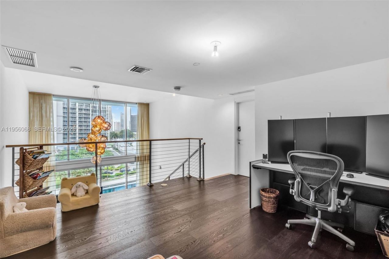 200 Biscayne Boulevard Way, Unit 506, Miami, FL 33131 Photo