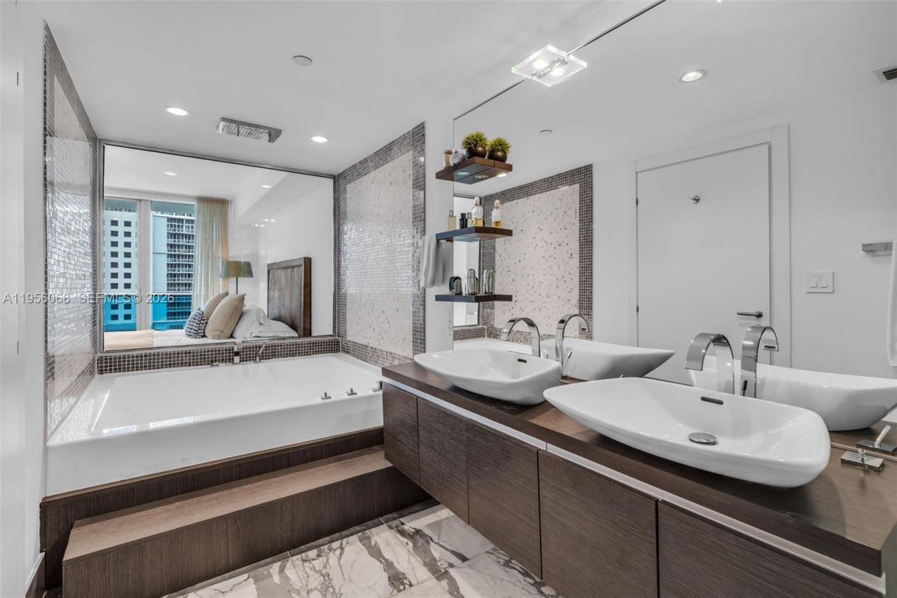 200 Biscayne Boulevard Way, Unit 506, Miami, FL 33131 Photo