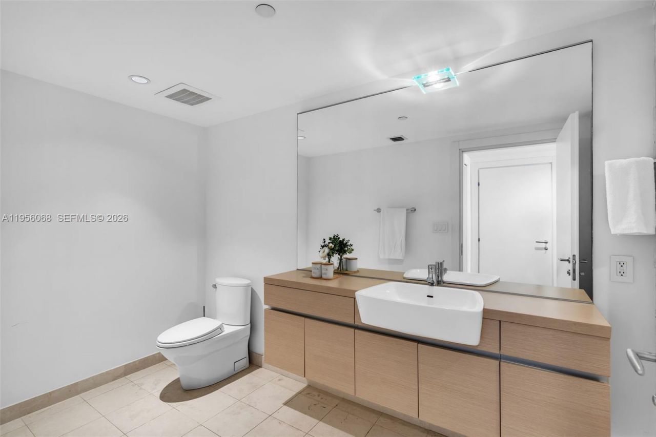 200 Biscayne Boulevard Way, Unit 506, Miami, FL 33131 Photo