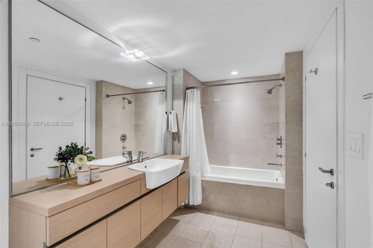 200 Biscayne Boulevard Way, Unit 506, Miami, FL 33131 Photo