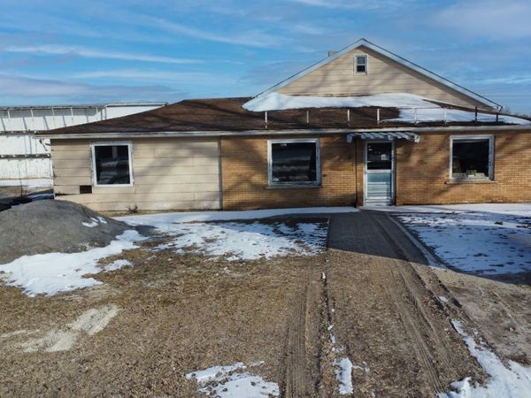 7429 E Chinquy, St. Anne, IL 60964