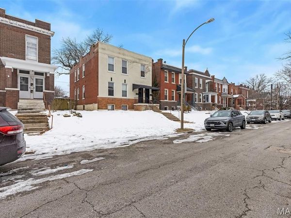 738 Dover Place , St Louis, MO 63111