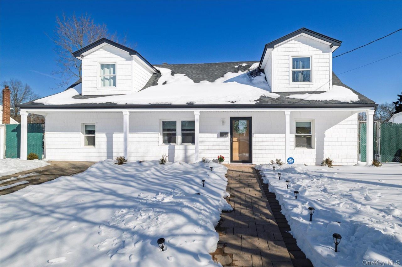 2125 North Drive, Seaford, NY 11783 Main Photo