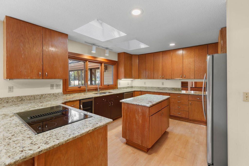 2441 The Bent Twig Photo 18