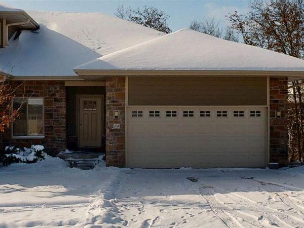 18 Holiday Ridge Ln, Coralville, IA 52241
