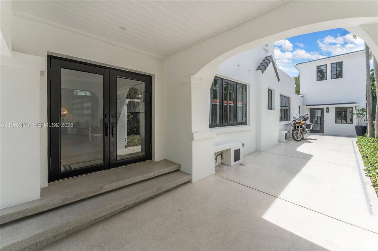 1826 Fairhaven Pl, Miami, FL 33133 Photo