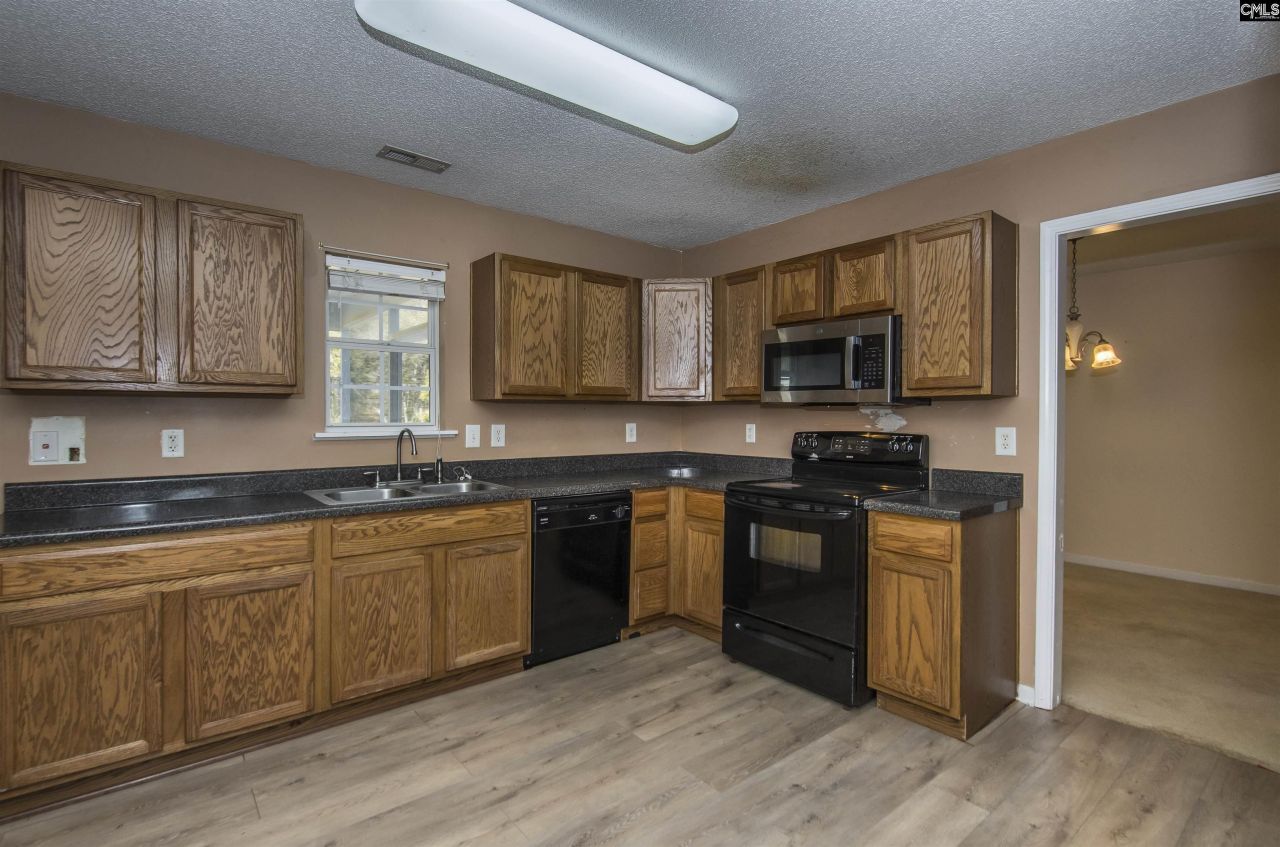 392 Eagle Pointe Drive  Photo 12