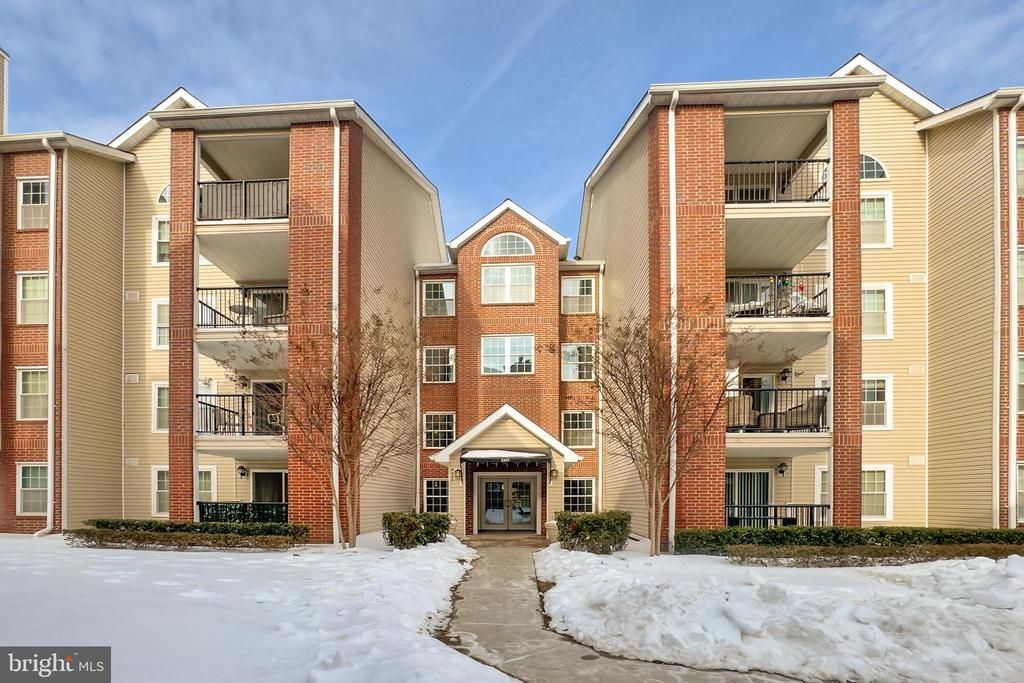 3307 Wyndham Circle, Unit 1164, Alexandria, VA 22302 Main Photo