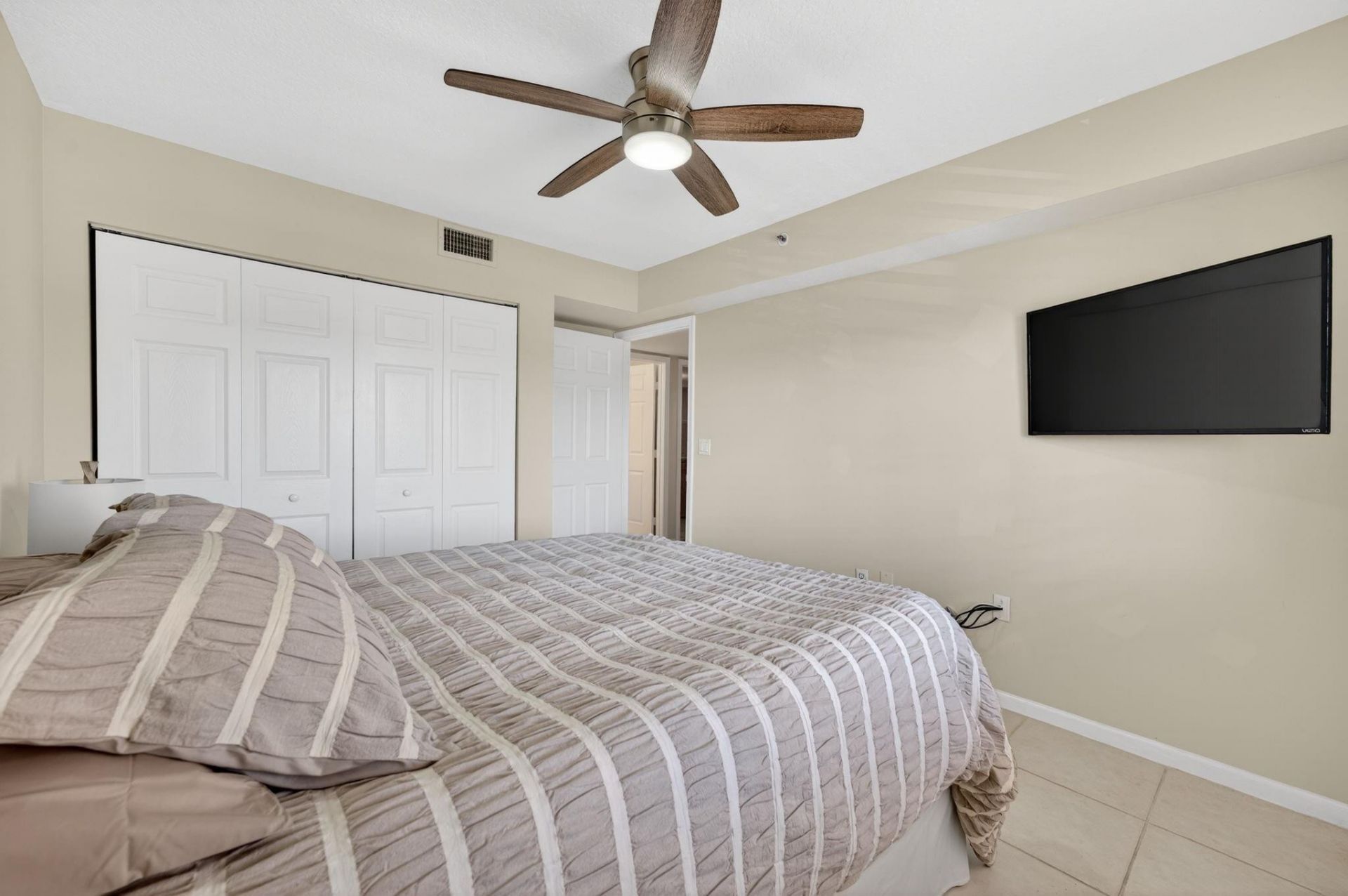 5906 Crystal Shores Drive, Unit 404, Boynton Beach, FL 33437 Photo