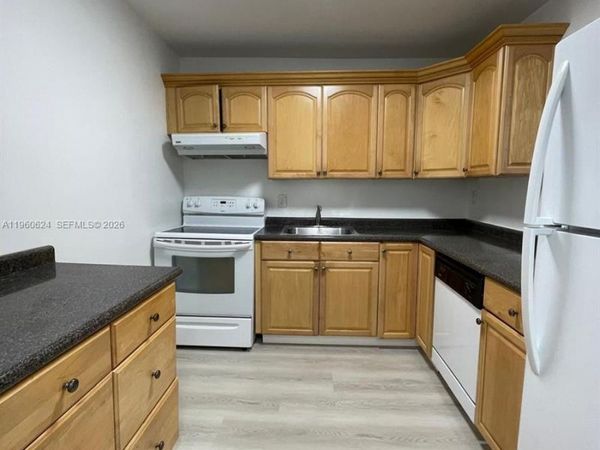 1075 W 68th St, Unit 304, Hialeah, FL 33014