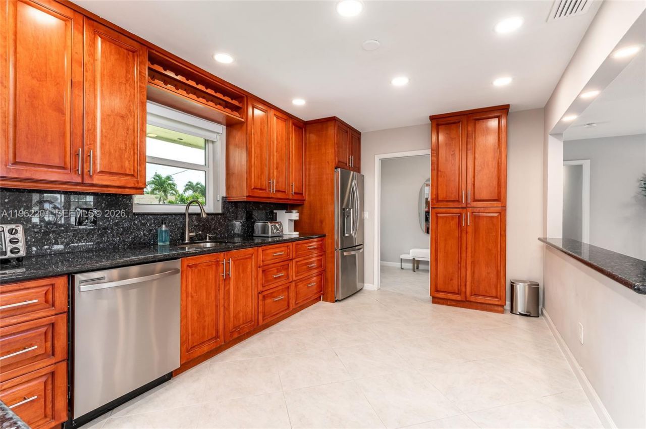 21320 NE 25th Court , Miami, FL 33180 Photo