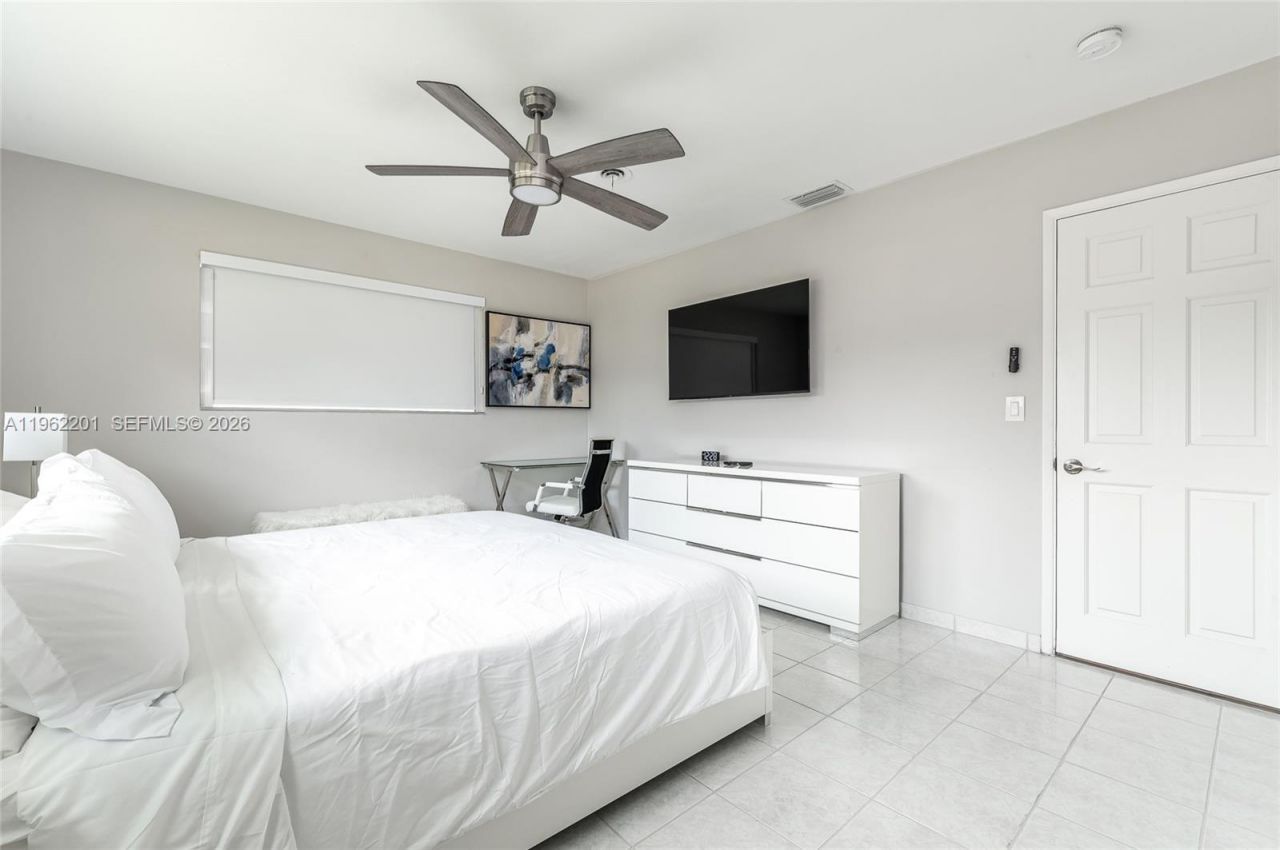 21320 NE 25th Court , Miami, FL 33180 Photo