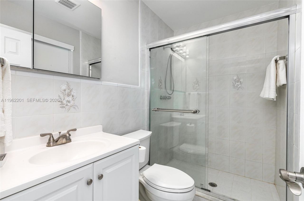 21320 NE 25th Court , Miami, FL 33180 Photo