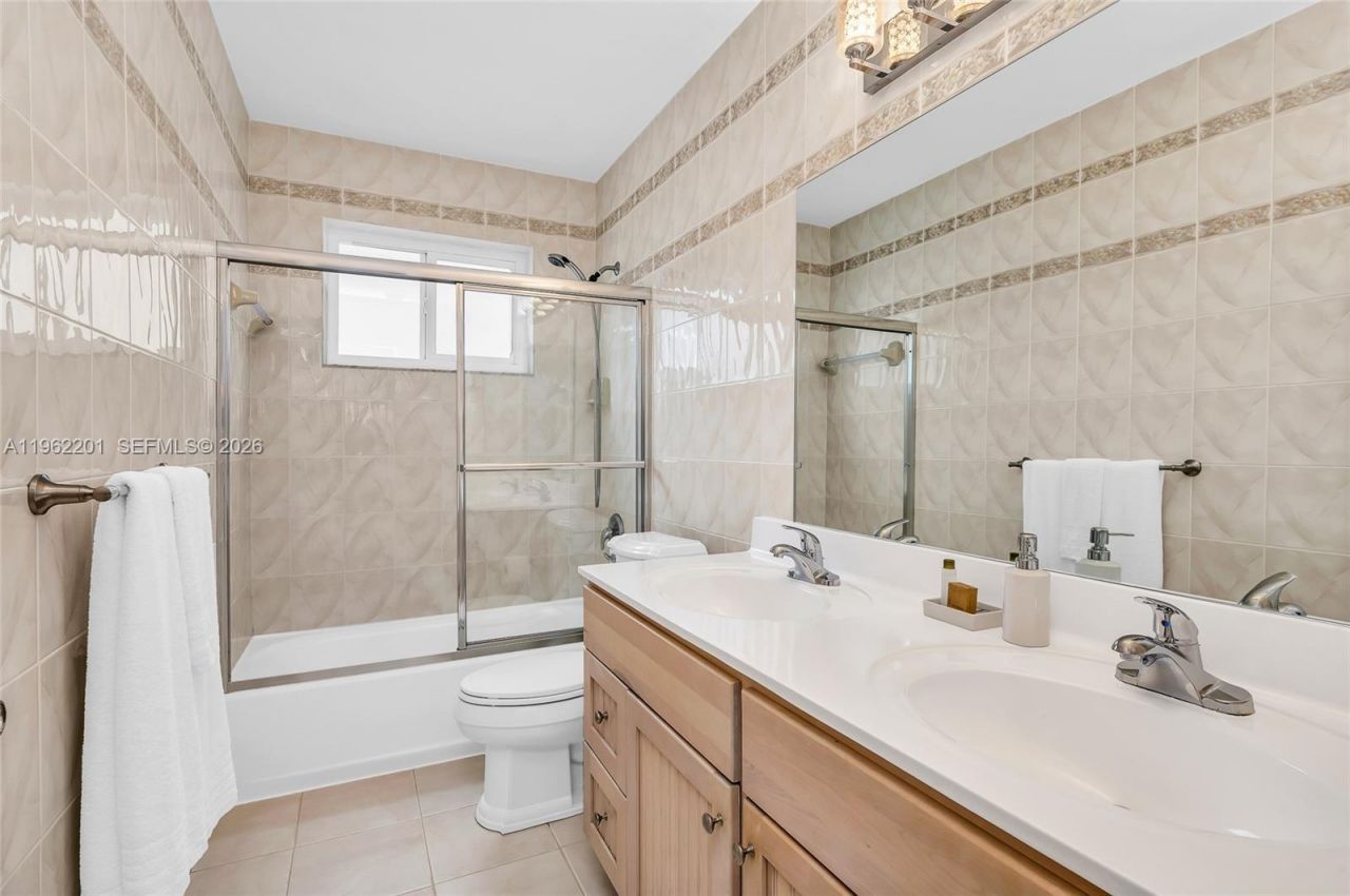 21320 NE 25th Court , Miami, FL 33180 Photo