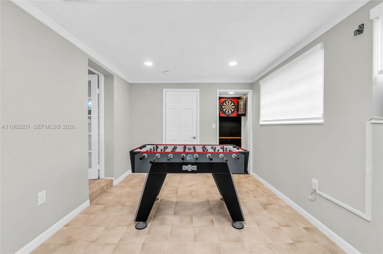 21320 NE 25th Court , Miami, FL 33180 Photo