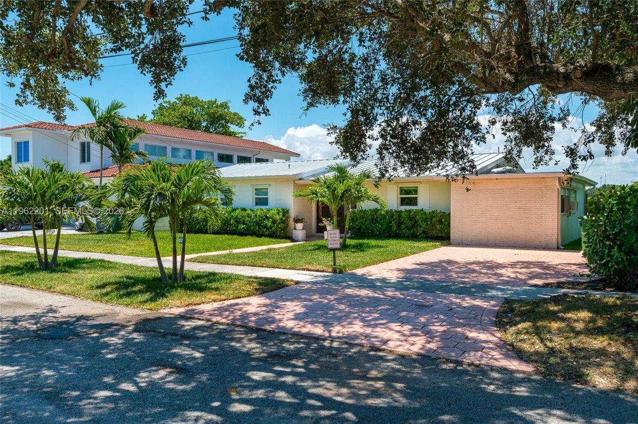 21320 NE 25th Court , Miami, FL 33180 Photo