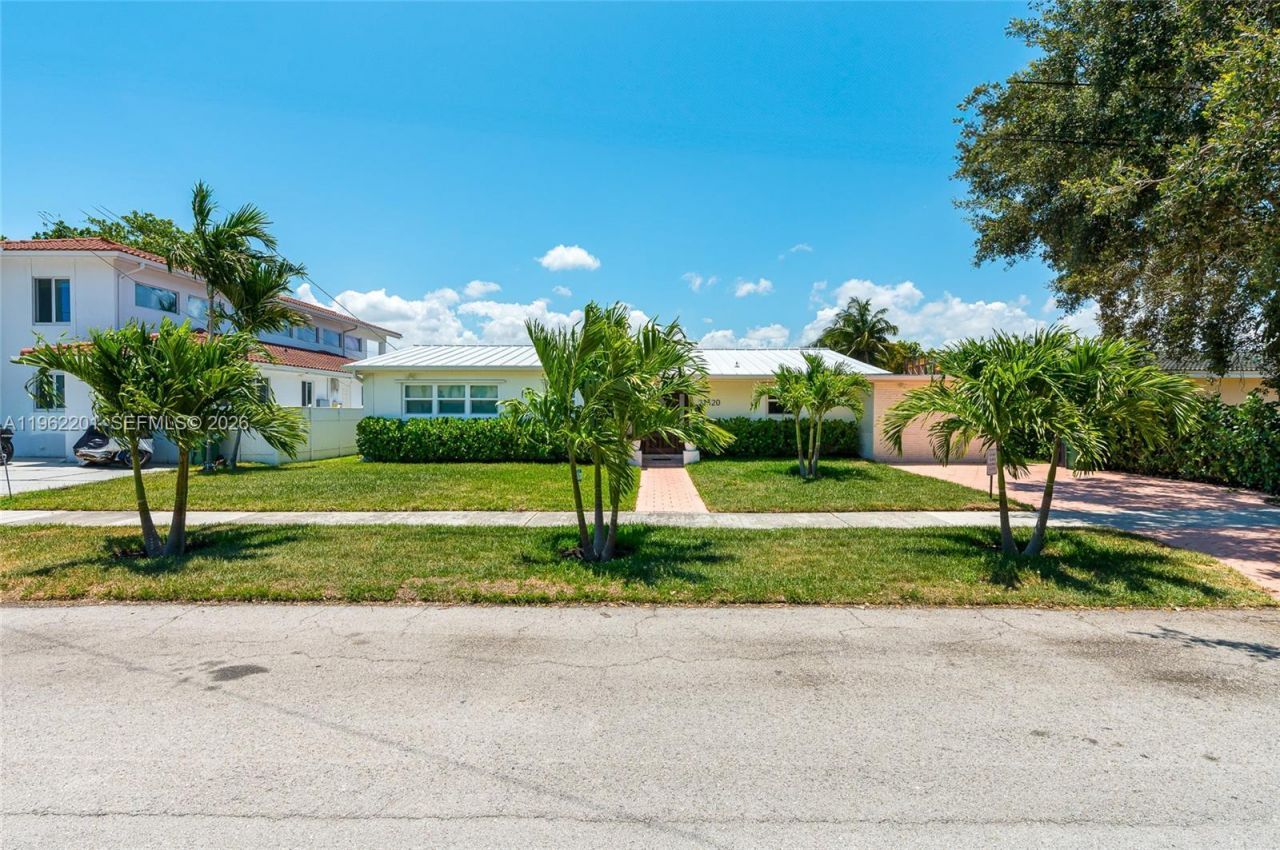 21320 NE 25th Court , Miami, FL 33180 Photo