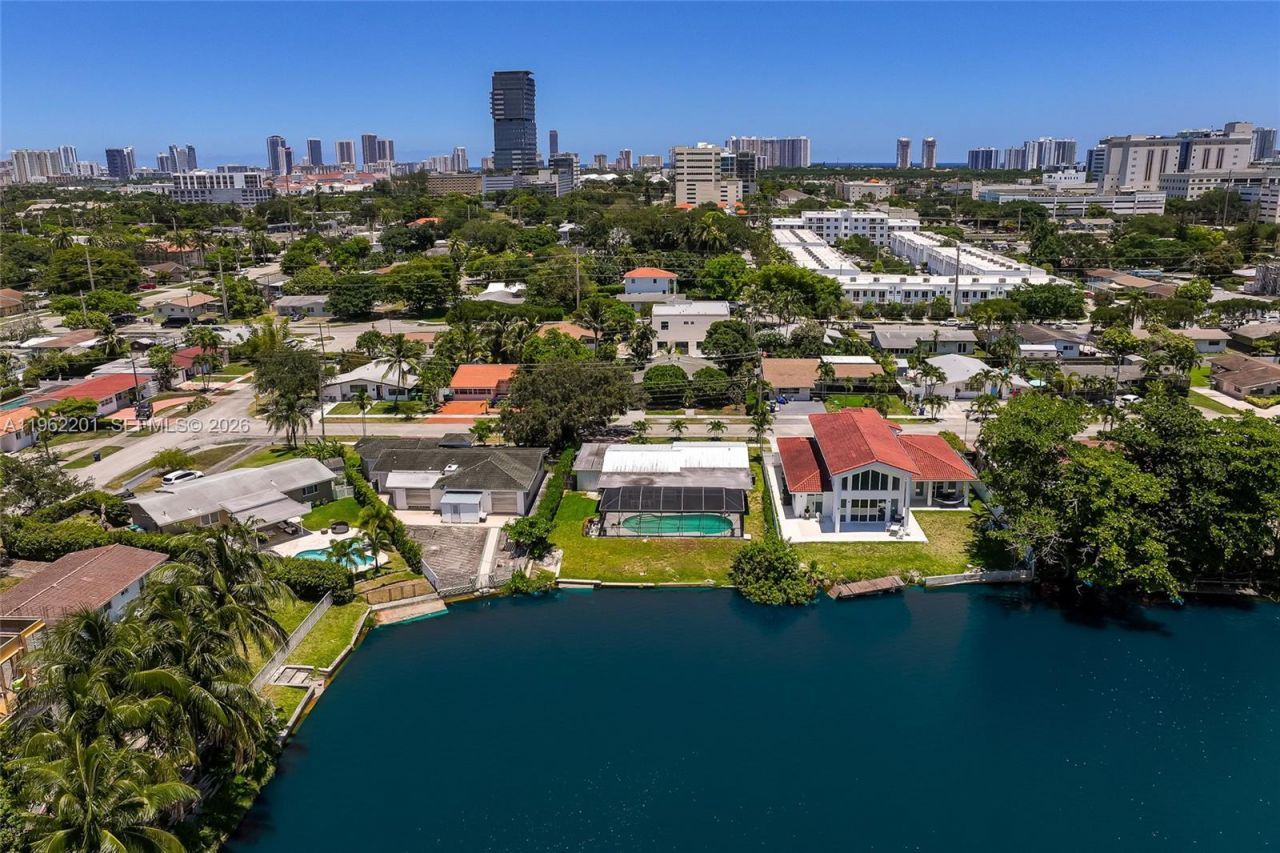 21320 NE 25th Court , Miami, FL 33180 Photo