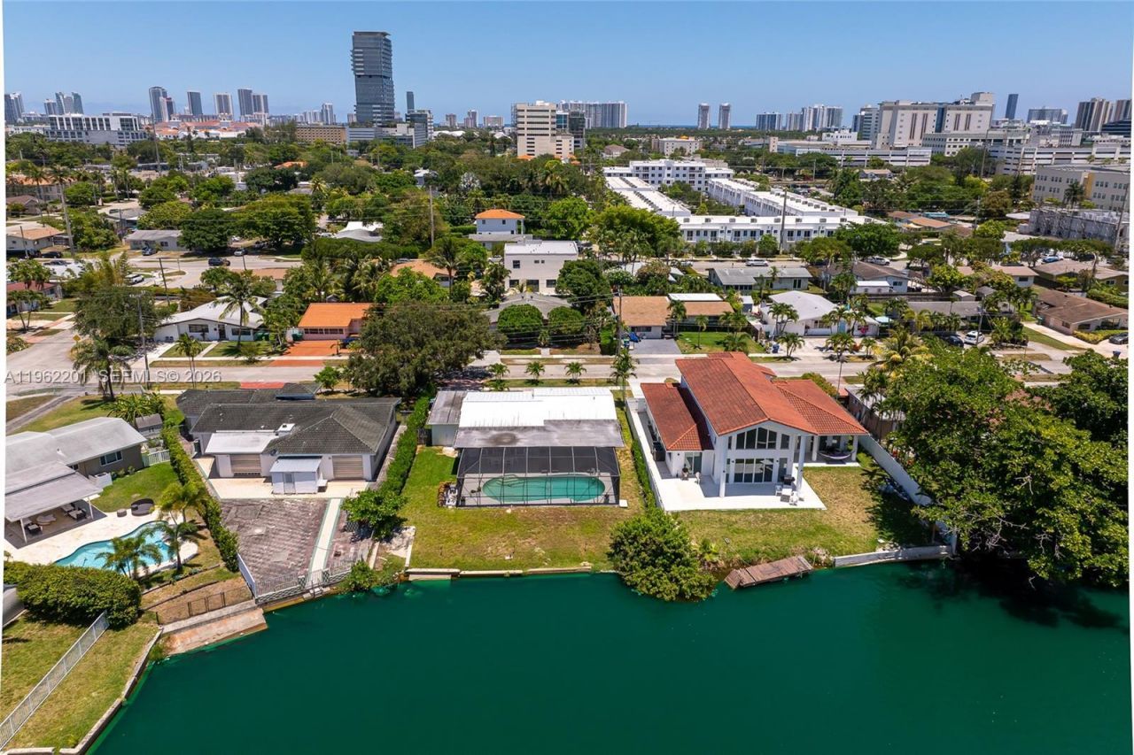 21320 NE 25th Court , Miami, FL 33180 Photo